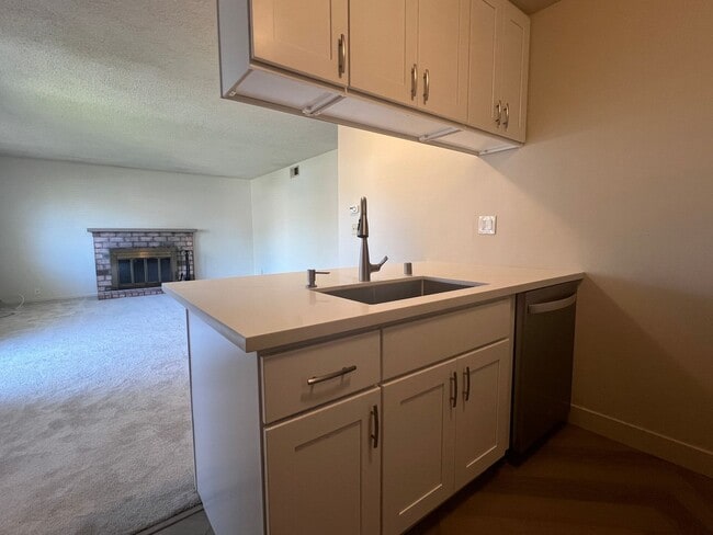 Building Photo - Beautiful 2 Bedroom 1 Bath Condo in South ...