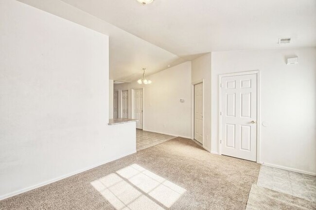 Building Photo - Charming 3 Bed, 2 Bath Townhome in Orchard...