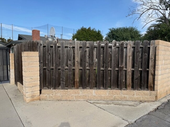 Building Photo - * 2 weeks free rent* Large Corner lot with Lots of Curb Appeal