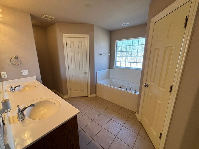 Building Photo - NEW APPLIANCES TO COME!! Gorgeous Single Family Home Off Of Mount Comfort Road!