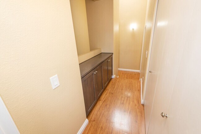 Building Photo - 2BR/2.5BA Townhome with garage - READY NOW!