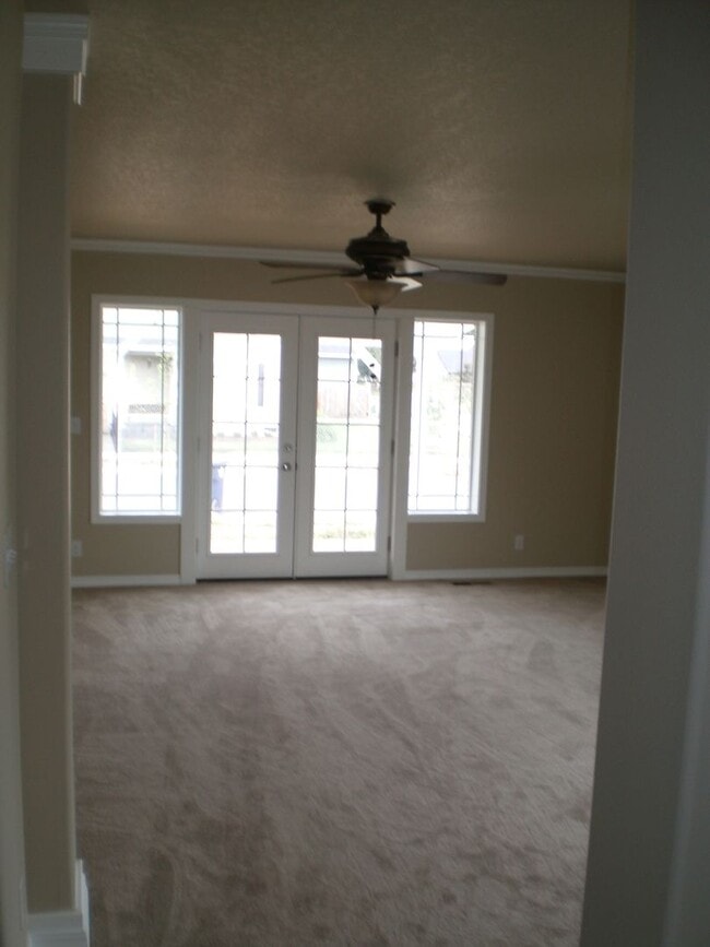 Building Photo - Spacious 3BR/ 2BA House