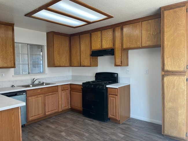 Building Photo - 4 Bedrooms 2 Bathroom home available in Victorville!!