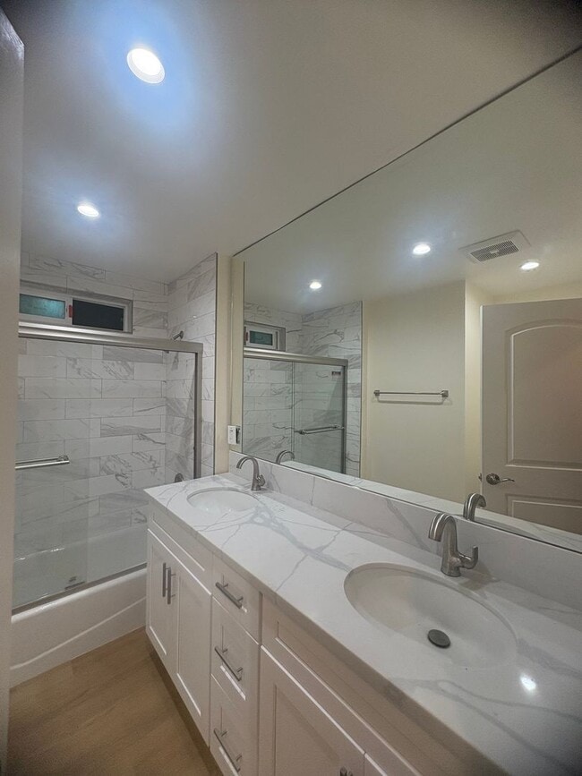 Building Photo - Oxnard - Single story, fully updated, two bedroom, one bath house!