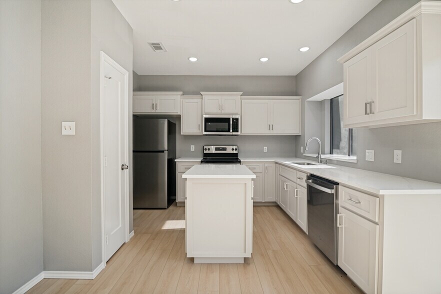 Kitchen - 2700 Cornell Dr