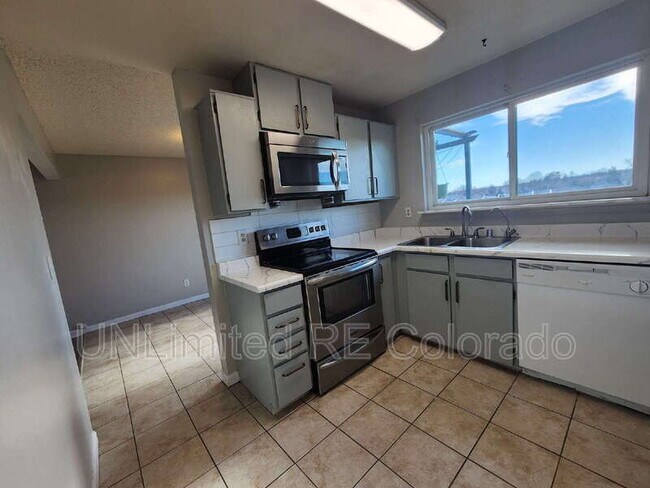 Building Photo - 986 Croke Dr