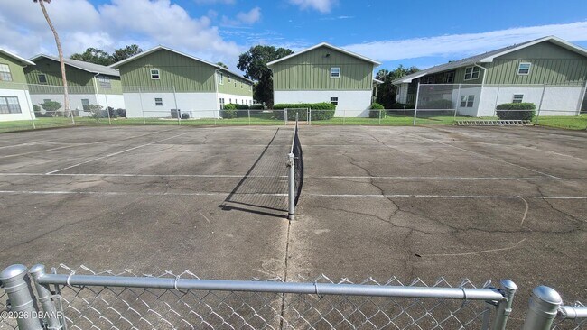 Building Photo - 840 Center Ave