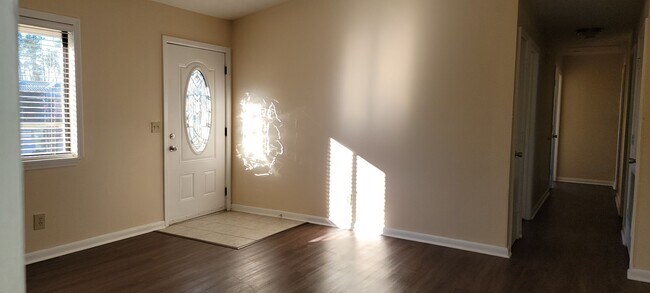 Building Photo - Charming 3Bed/2Ba Home, Conveniently Located in Lynn Haven! *1/2 OFF Security Deposit for Active-...