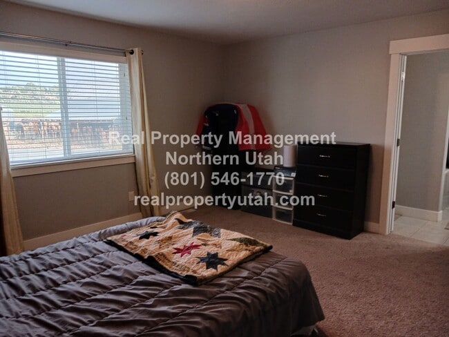 Building Photo - 3 Bed 2.5 Bath Townhome in West Haven Avai...