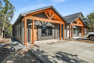 Building Photo - 122 Shady Bluff Dr