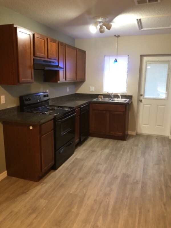 Building Photo - 9261 N Peachtree Way