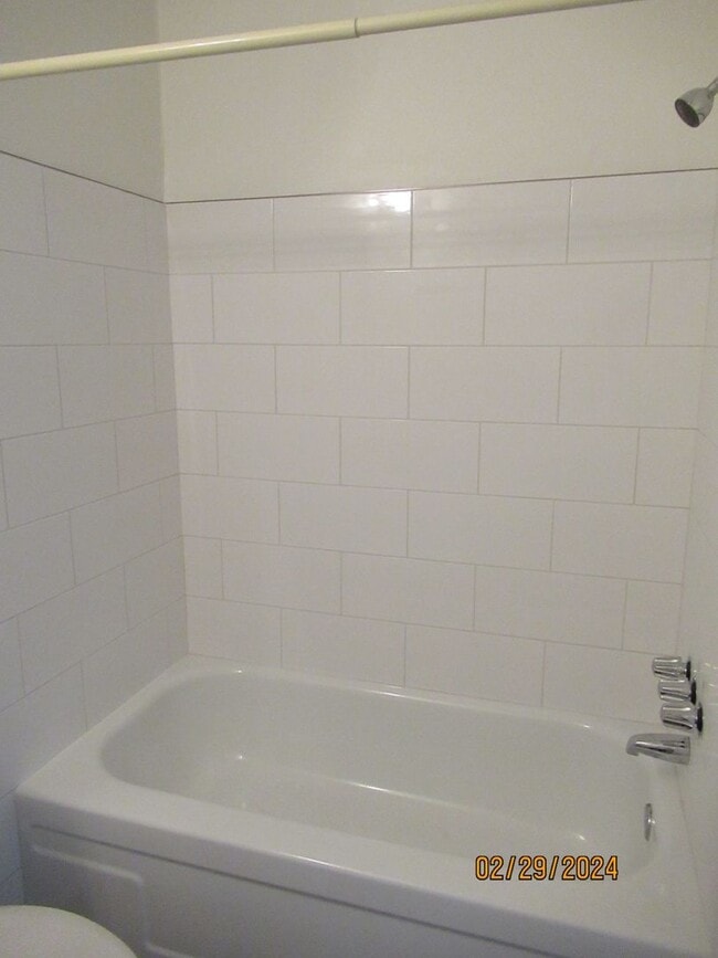 Building Photo - Newly Remodeled-Willow Run Apartment