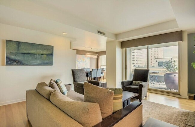 Building Photo - Spacious condo at the iconic Watermark Towers