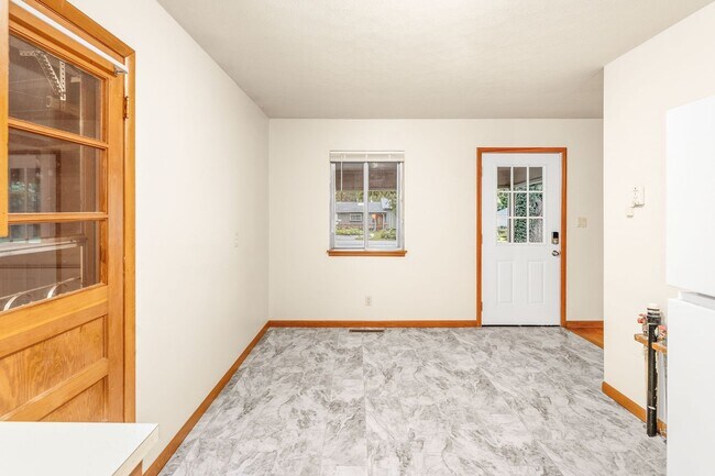 Building Photo - 1628 N Marlan Ave