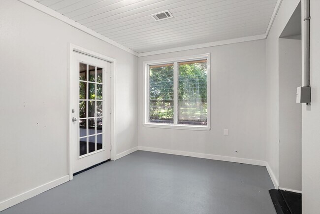 Building Photo - 207 Tonawanda Dr