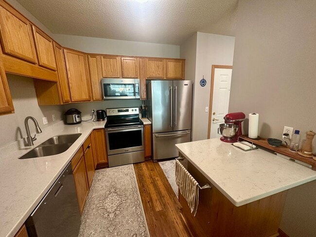 Building Photo - Modern 2-Bedroom Condo with Balcony & Heat...