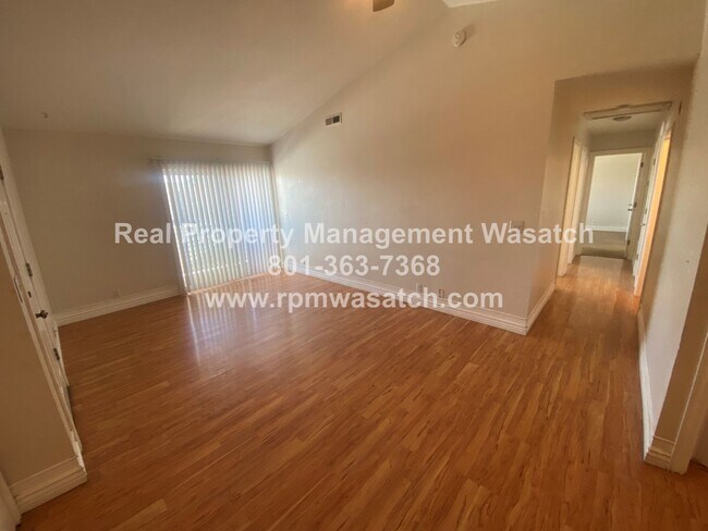 Building Photo - Check Out This 3 bed, 2 bath Condo with Ha...