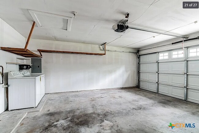 Building Photo - 1701 Century Oaks Dr