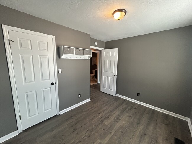 Building Photo - 3423 Minor Dr