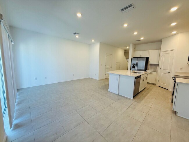 Building Photo - Townhome in The Townhomes of River Landing