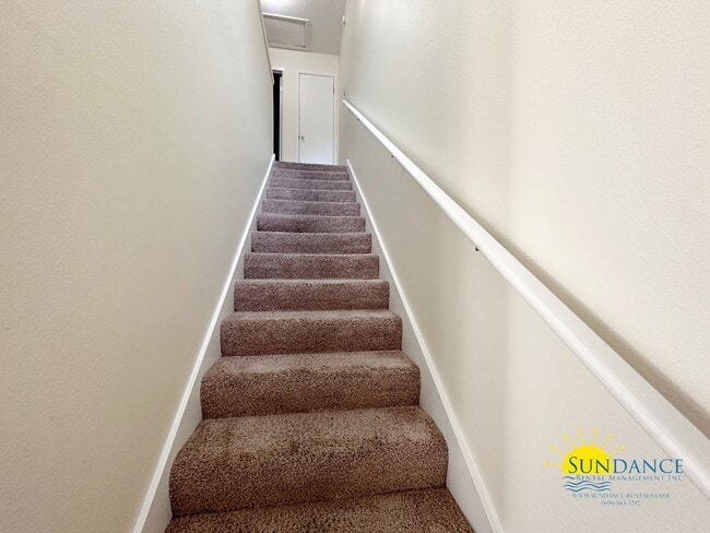 Building Photo - Centrally Located Townhouse with a Communi...