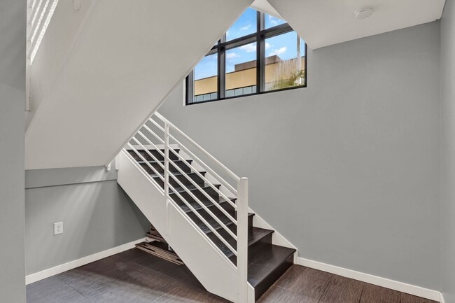 Building Photo - Luxury 2 Bedroom 2.5 Bath Townhome In Down...