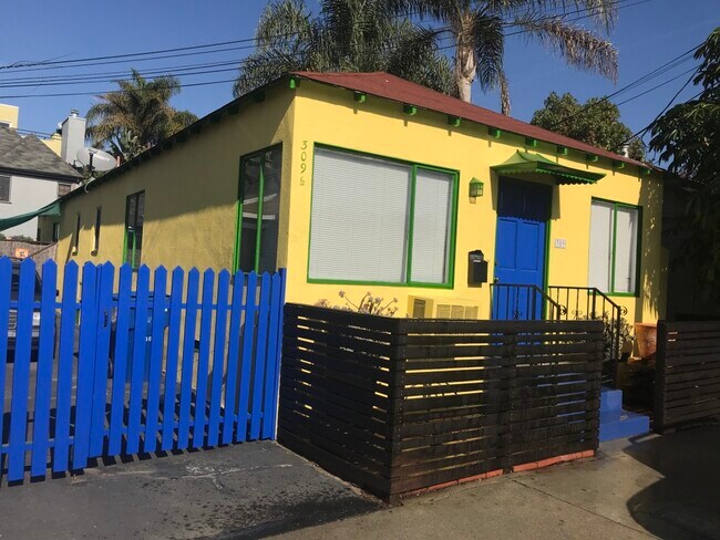entrance through gate to private apt. in rear - 309 N Venice Blvd