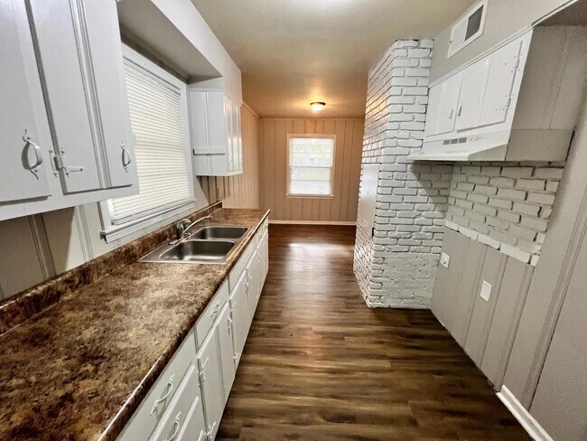 Building Photo - 4368 Gardenview Dr
