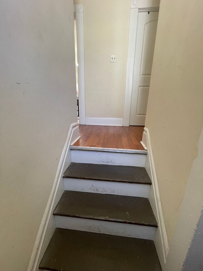 Building Photo - 3 bedroom 1 bath single family home with y...