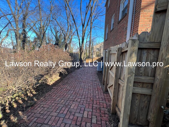 Building Photo - Charming Brick Colonial in South Roanoke