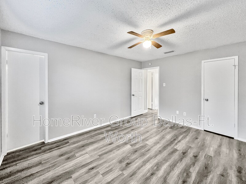 Building Photo - 9703 La Rochelle Dr