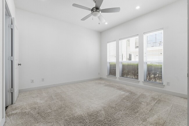 Building Photo - 7239 Laguna Villas