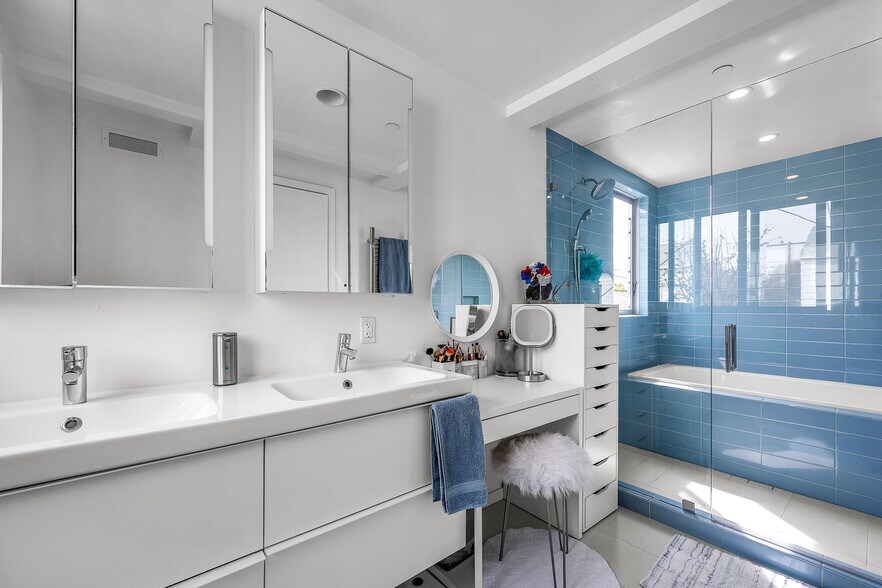 Incredible shower and bath ensuite - 718 Marine St