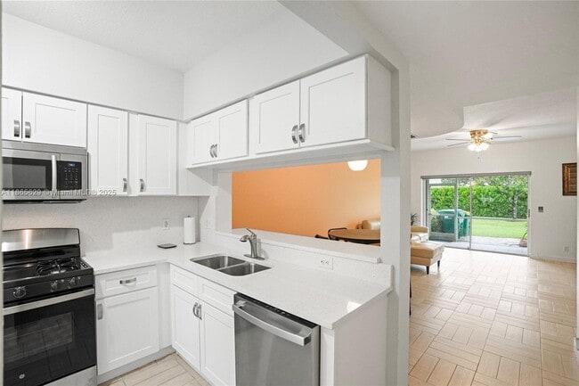 Building Photo - 8031 Sanibel Dr