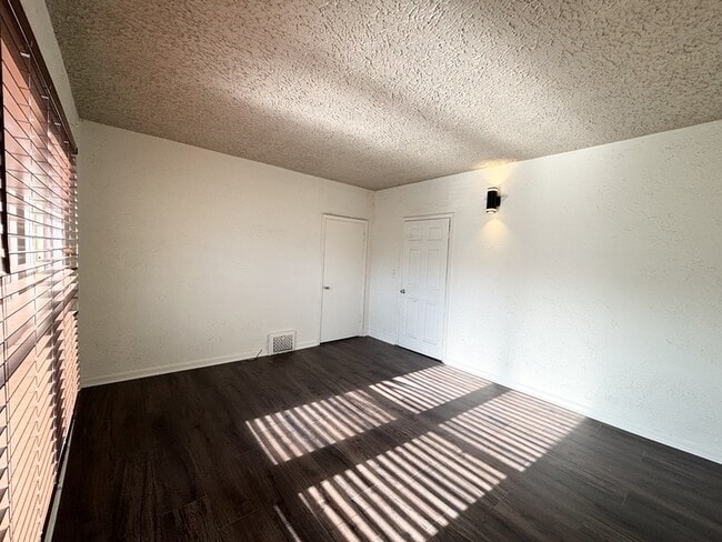 Building Photo - 1395 S 900 E