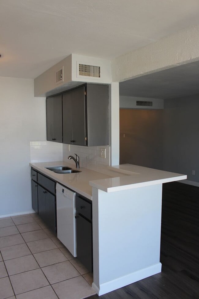 Building Photo - Upstairs 1 bedroom in Fairmont Gardens Com...