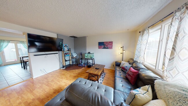Building Photo - Two bed, 1.5 bath townhome