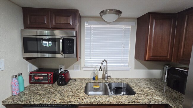 Building Photo - 1805 Stoney Brook Dr
