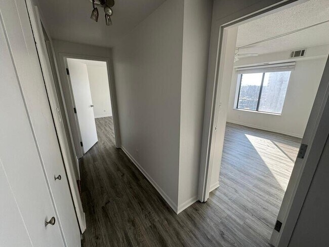 Building Photo - 16400 N Park Dr