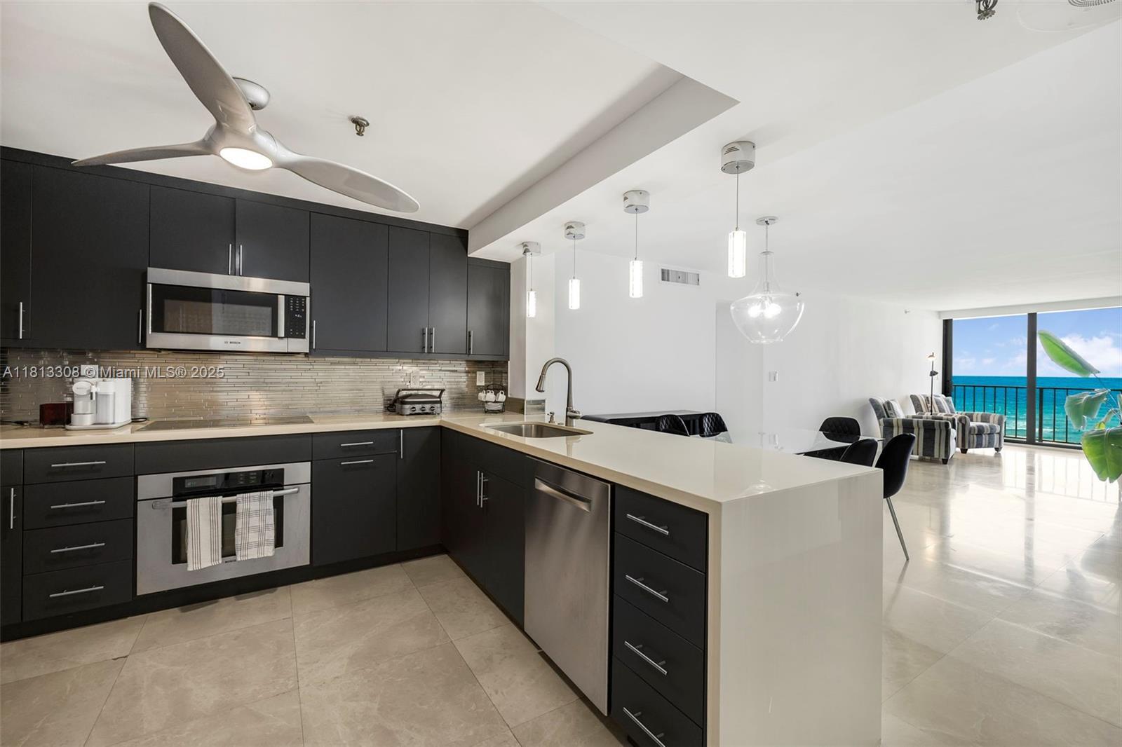 Building Photo - 2625 Collins Ave