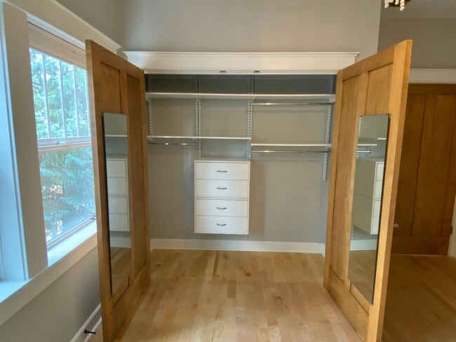 Building Photo - Northwest Crossing Gem! Bonus Office and Family Room