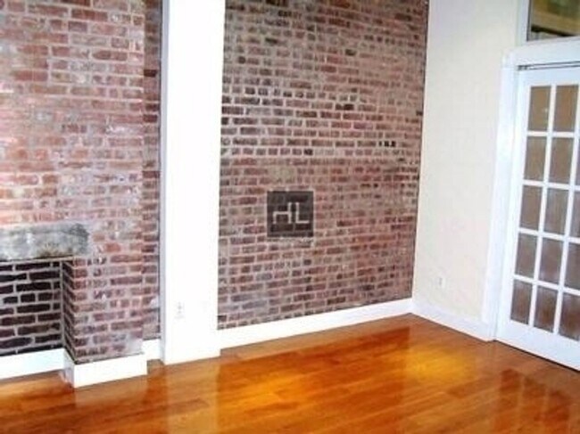 Building Photo - 279 E 10th St