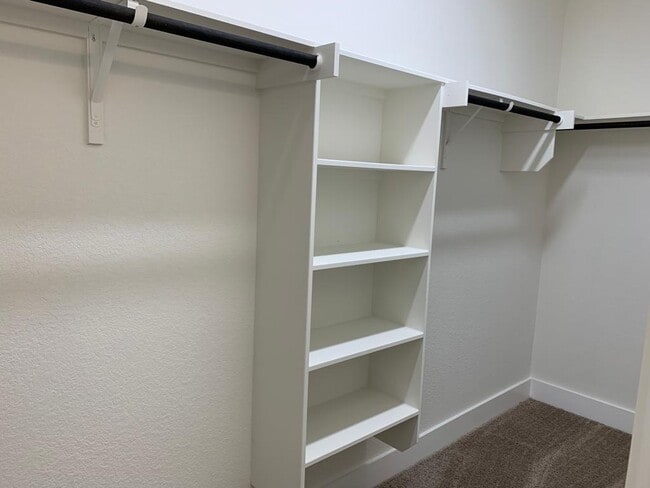 Building Photo - 626 Parkline Dr