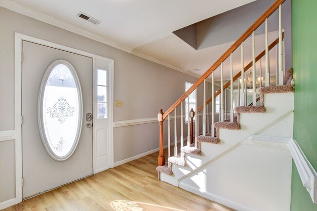 Building Photo - 214 Jouster Way