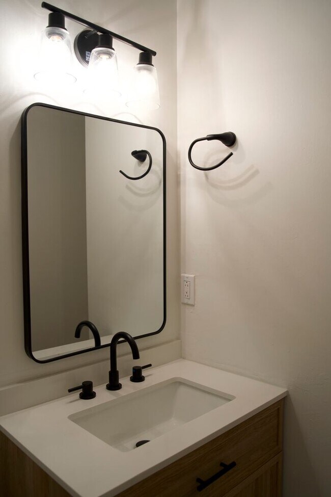 Building Photo - 2 Bedroom 2 1/2 bath in the Lakes Townhome...