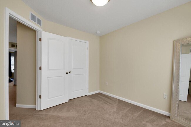 Building Photo - 121 High Pointe Dr