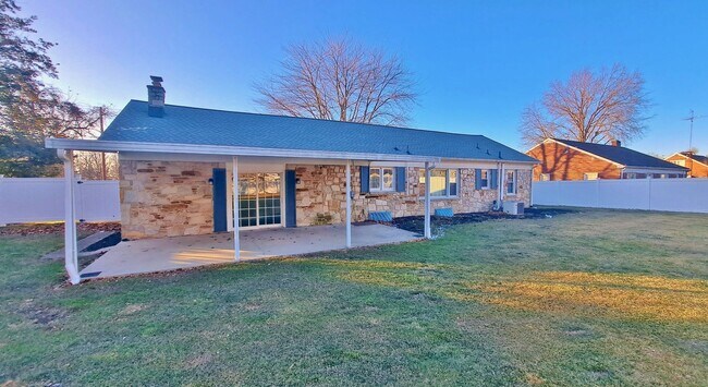 Building Photo - 3 Bed / 1-1/2 Bath Single Family Home w/2-car garage