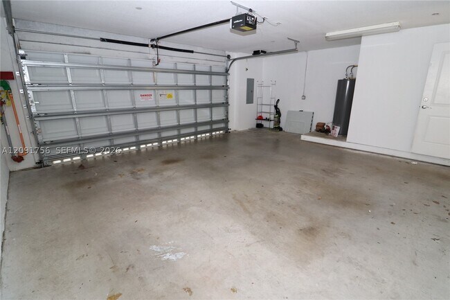 Building Photo - 605 NE 28th St