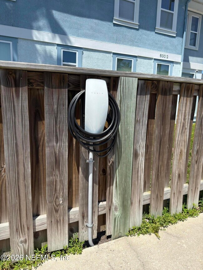 Building Photo - 630 2nd St S