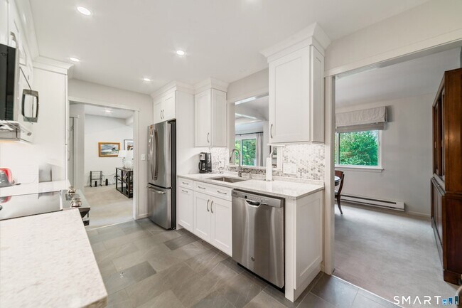Building Photo - 595 Heritage Vlg